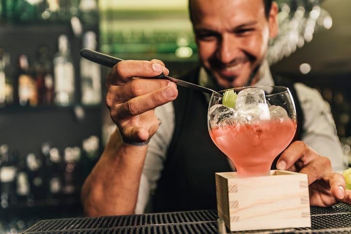 10 redenen waarom je met een barman MOET daten