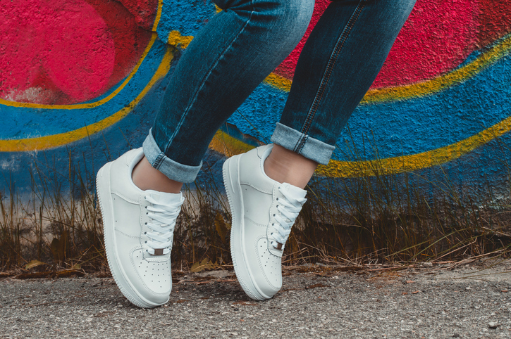 6 tips om witte sneakers weer stralend wit te krijgen