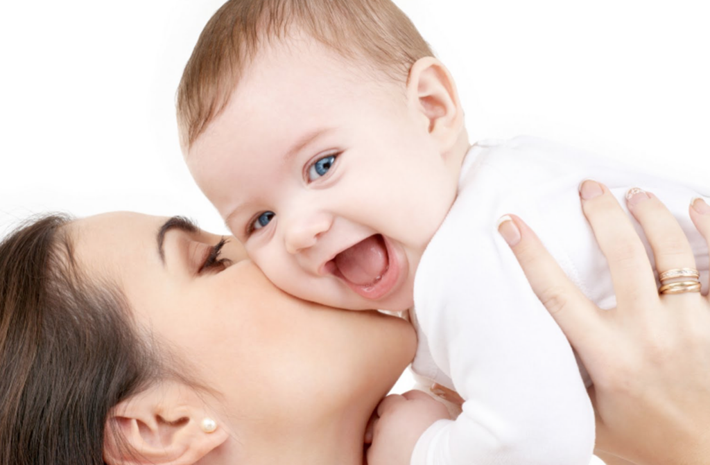 De 8 groeifases en ontwikkeling van een baby