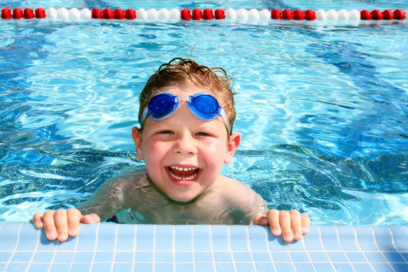 8 tips om veilig te zwemmen met kinderen