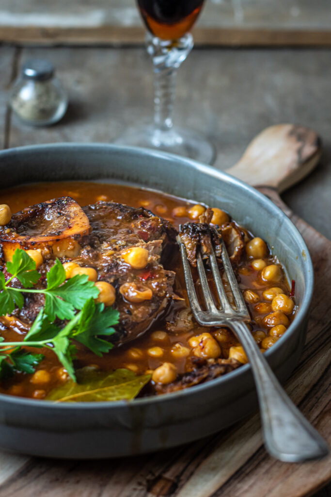 RECEPT Kalfsschenkel met bloedsinaasappel en kikkererwten