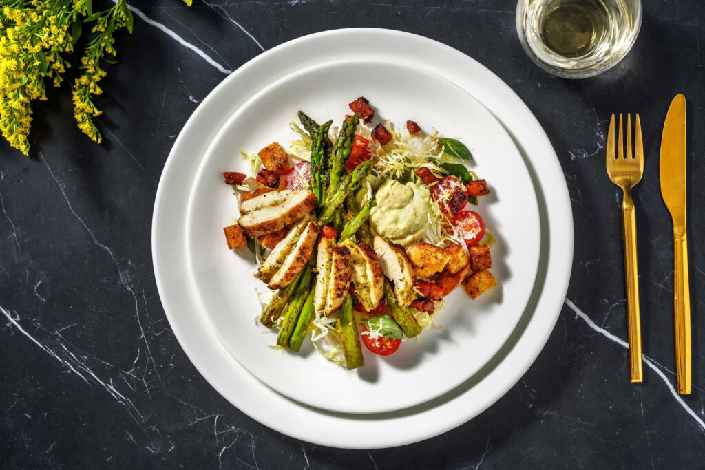 RECEPT Luxe salade met groene asperges, kipfilet en chorizo