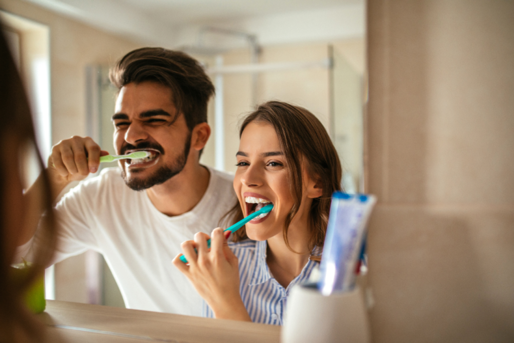 Voor eens en voor altijd: moet je je tanden poetsen voor of na het ontbijt?