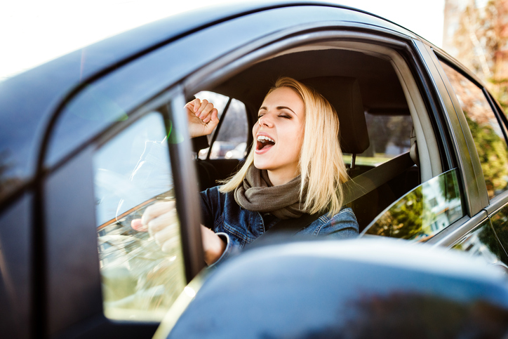 Bewezen: 4 redenen waarom zingen in de auto goed voor je is!