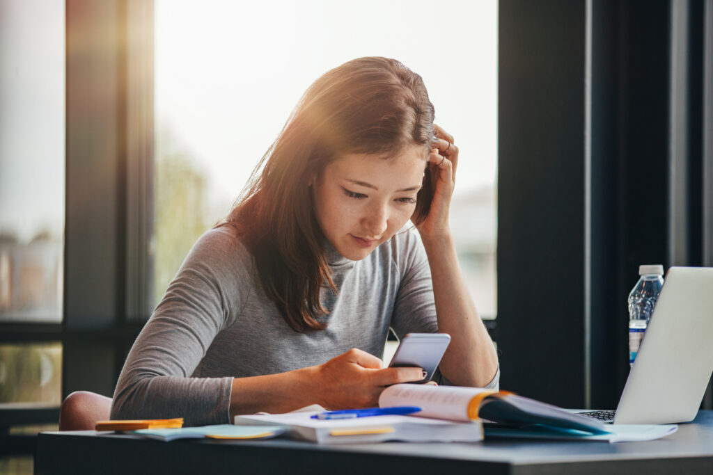 Bewezen: studenten die vaker bezig zijn met smartphone, halen lagere resultaten