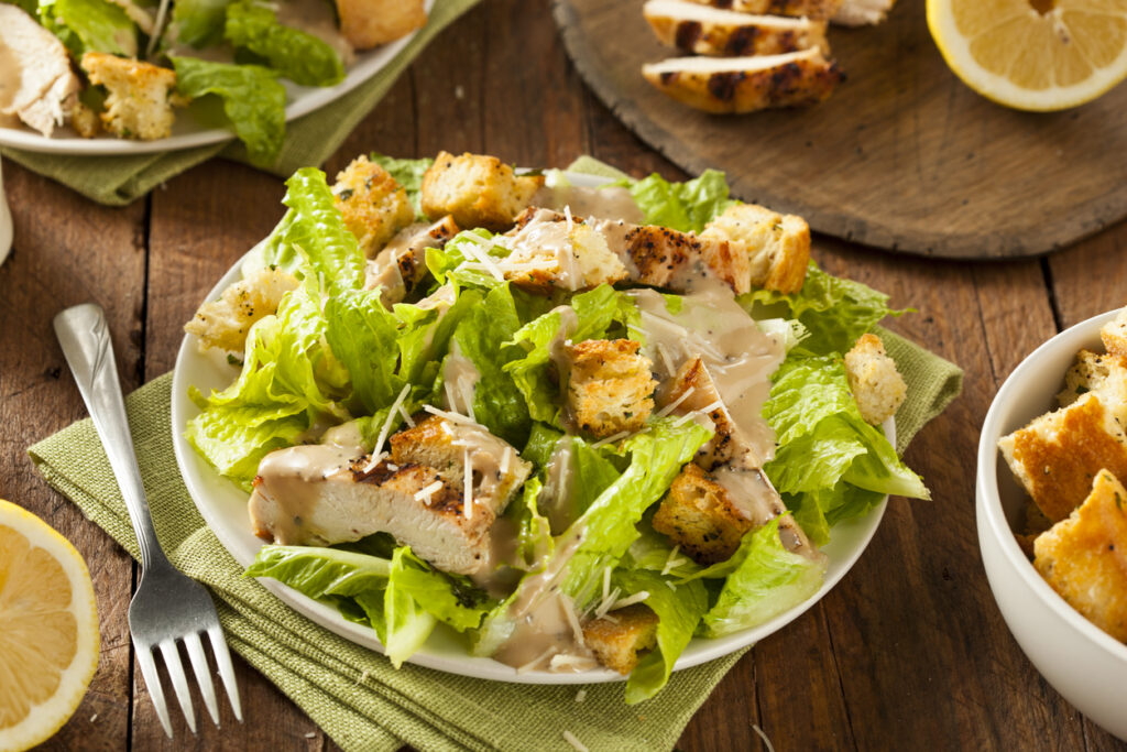 Caesar salade met gebraden kipfilet