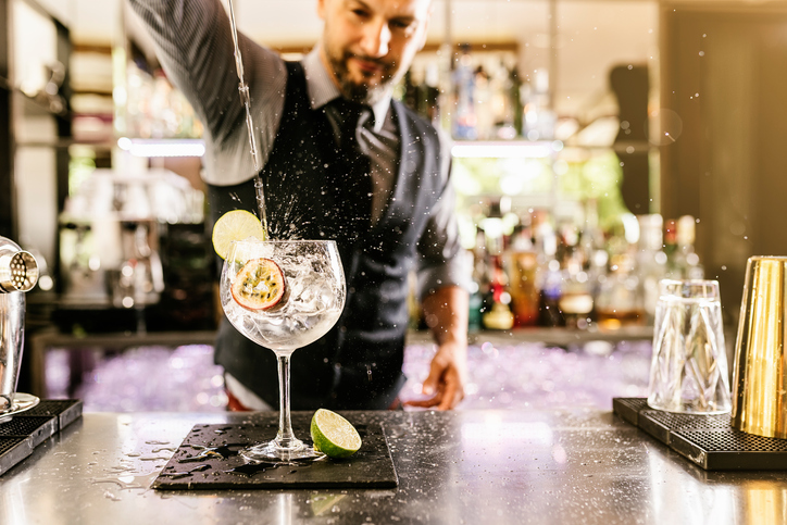 Deze 9 zaken zul je herkennen als je date met een barman