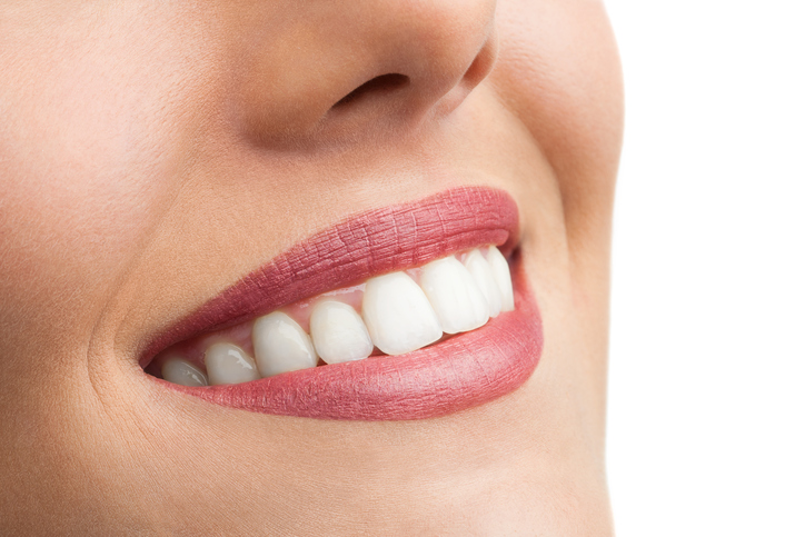 Door dit simpele trucje heb je in 5 minuten wittere tanden