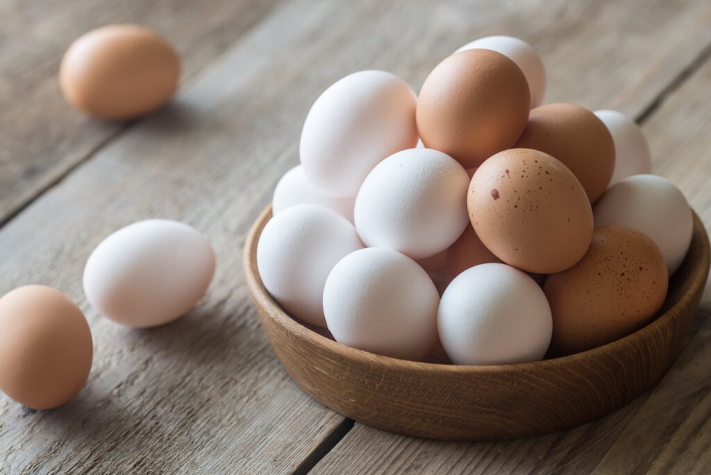 Het verschil tussen witte en bruine eieren