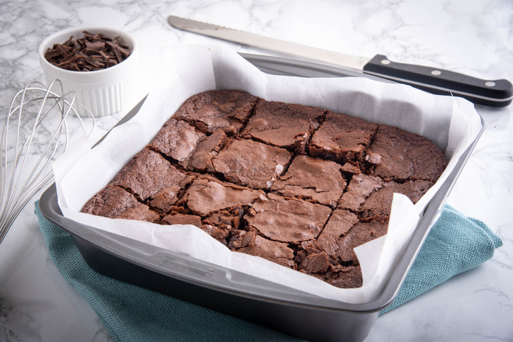 RECEPT Nog een hoop paaseieren over? Verwerk ze in deze brownie (en probeer er dan maar eens af te blijven!)