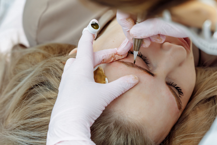 Bye bye, dunne en lelijke wenkbrauwen! De schoonheidsspecialiste beantwoordt vijf vragen over microblading