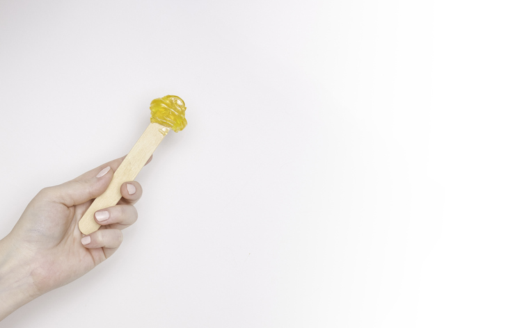 Sugar waxing: de schoonheidsspecialiste legt uit wat het is en waarom het beter is dan ontharen met gewone was