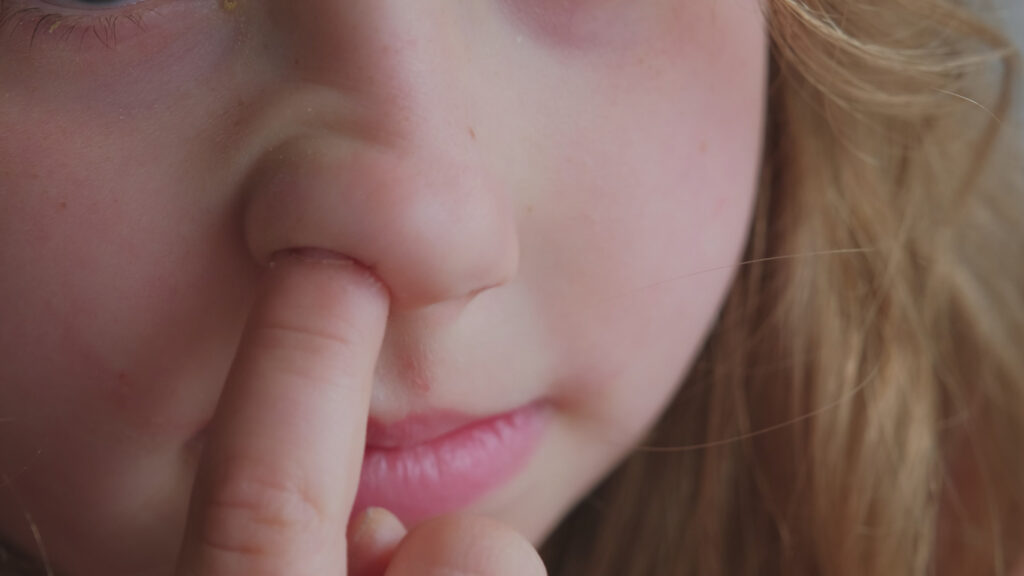 Met de vingers in de neus: hoe schadelijk is neuspeuteren? De NKO-arts legt uit