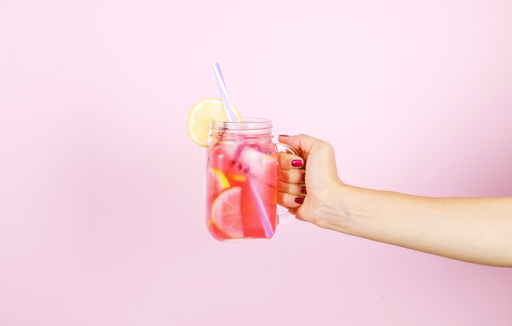 Zo wordt anderhalve liter drinken poepsimpel: 9 manieren om je water te pimpen