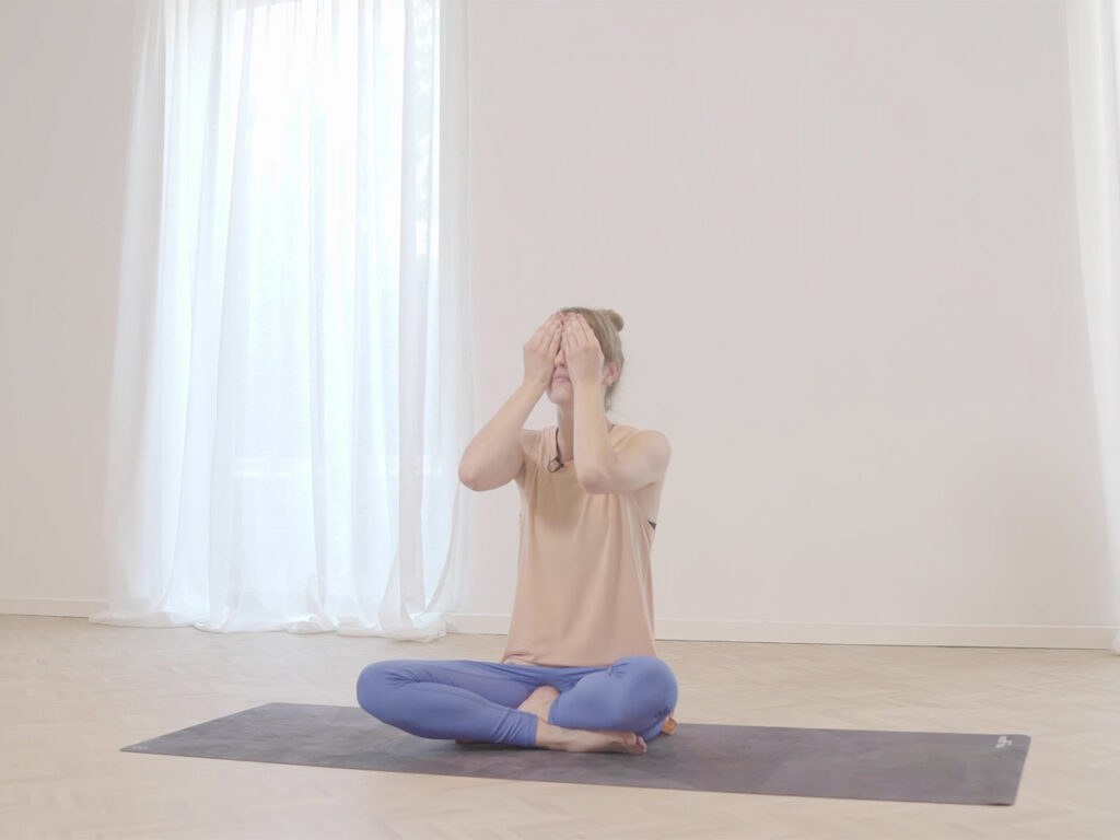 VIDEO Mentaal en fysiek gezond de lockdown door: zelfmassage om relaxed in slaap te vallen