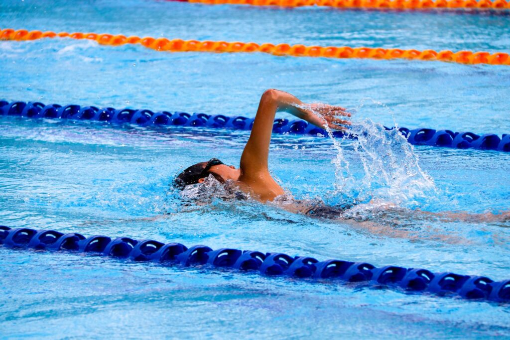 Vrouw sporten zwemmen vermageren