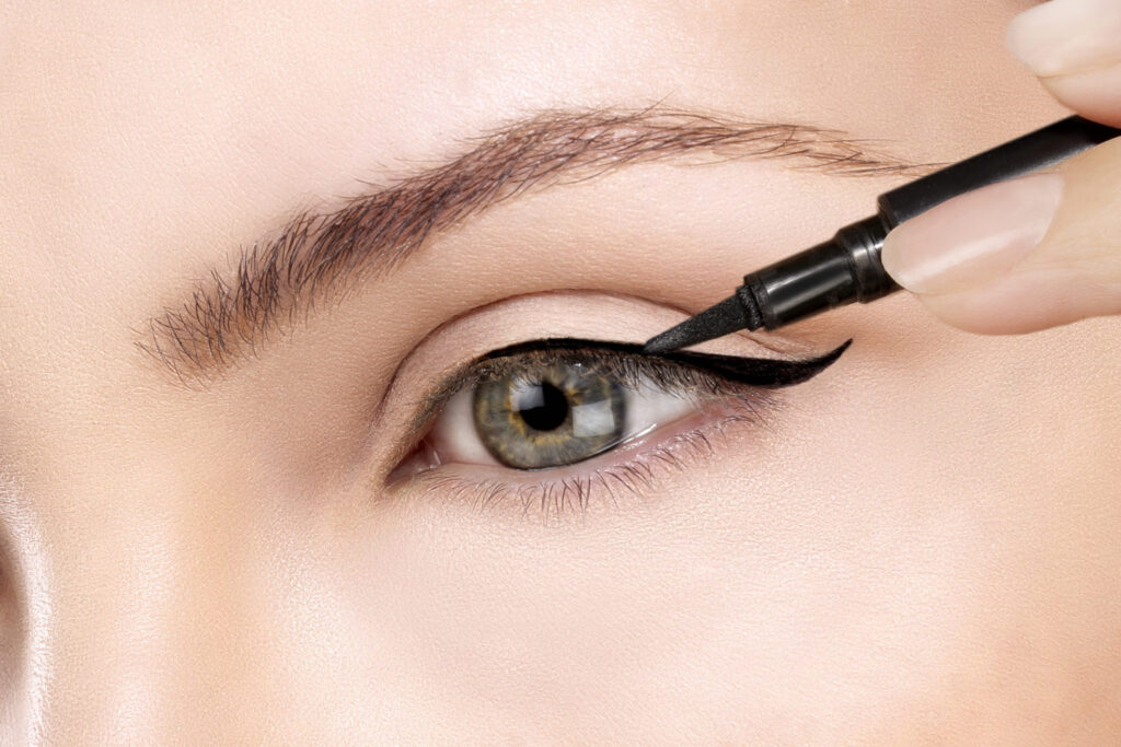 Met dit bizarre trucje mislukt je eyeliner nóóit meer