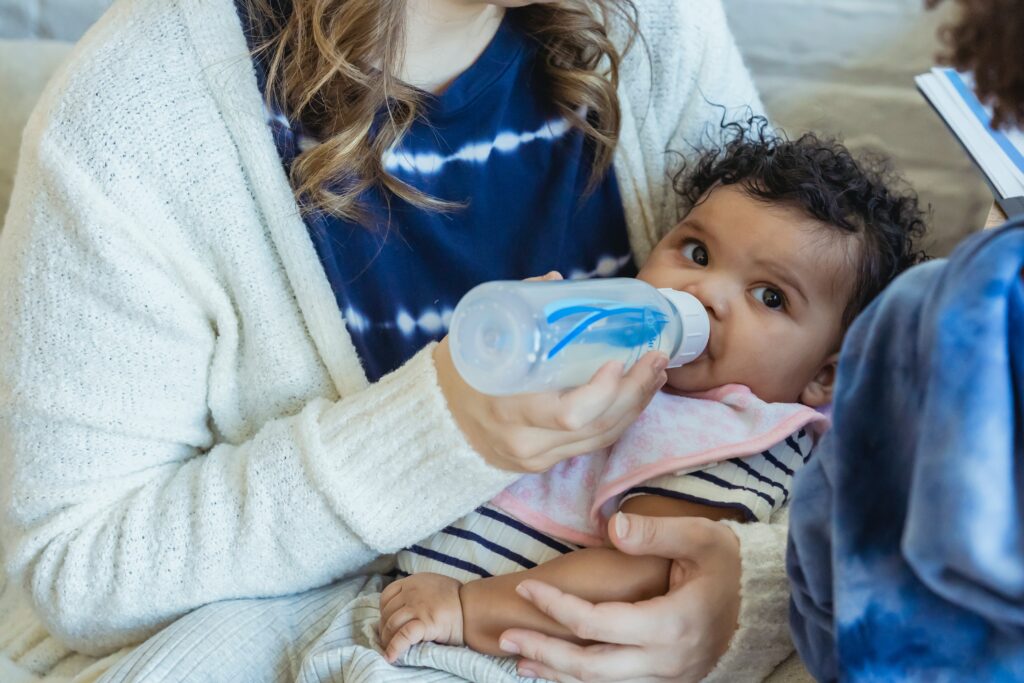 Een vlotte overgang van borstvoeding naar flesvoeding