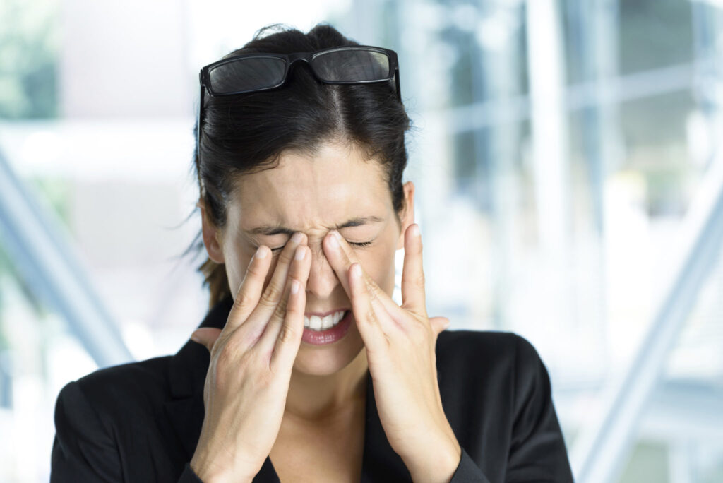 De symptomen van een oogontsteking